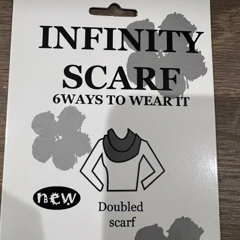 CC Exclusives Infinity Scarf - Picture 5 of 6
